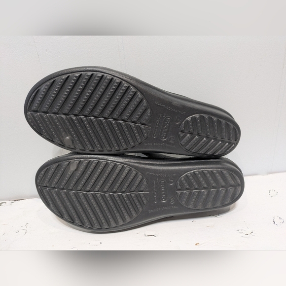 Crocs Sanrah Sandals Black Gold Leaf Embellishment Style 14958‎ Size 7 Disc - Picture 4 of 6